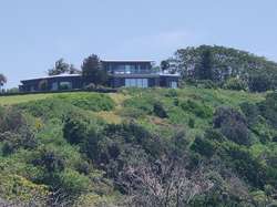 House with coastal views and winds