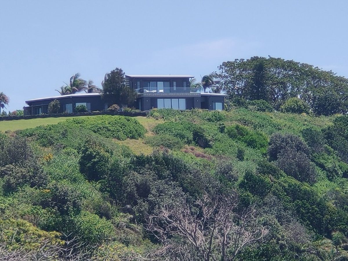 House with coastal views and winds