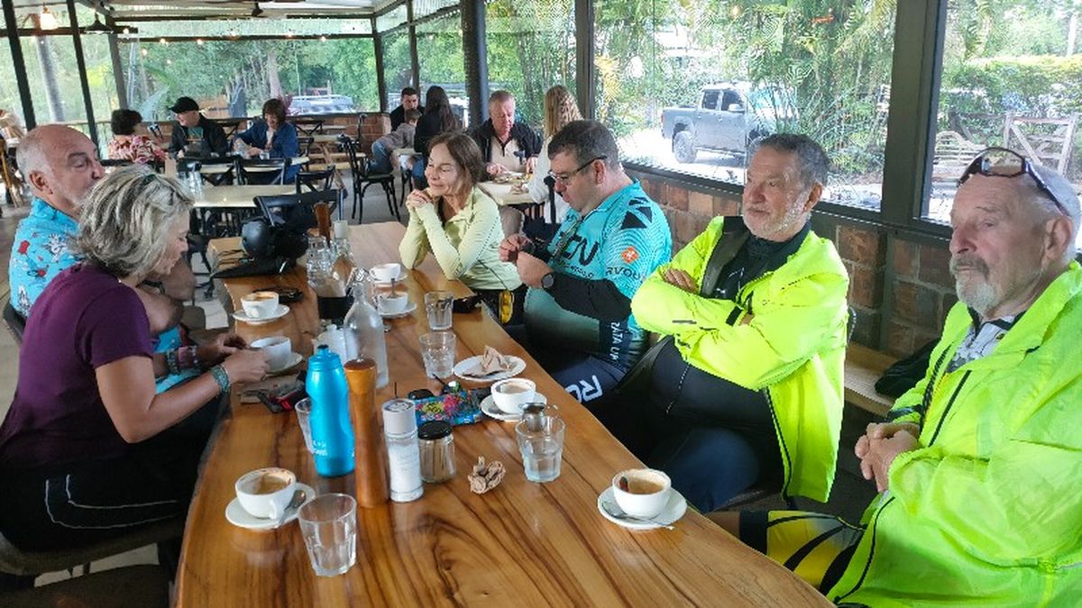 The group at Crystal creek cafe. Amazingly there were several tables 'free" and we out in plenty of time for the actual reservation.